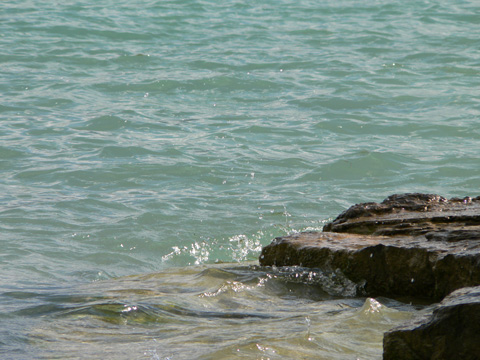 eau projetée sur les rochers.JPG